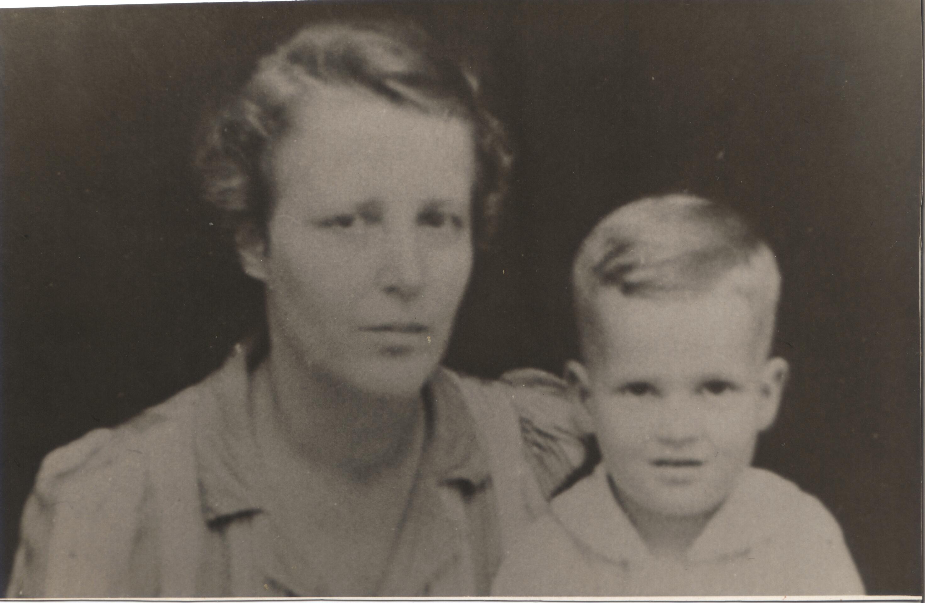 oma Kreeftenberg en Hans aug 1945